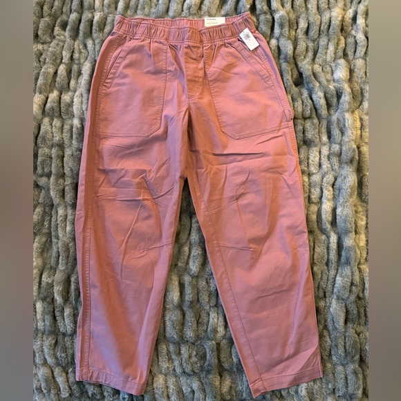 Old Navy cargo style pants. Size M. Never worn. - Picture 1 of 4